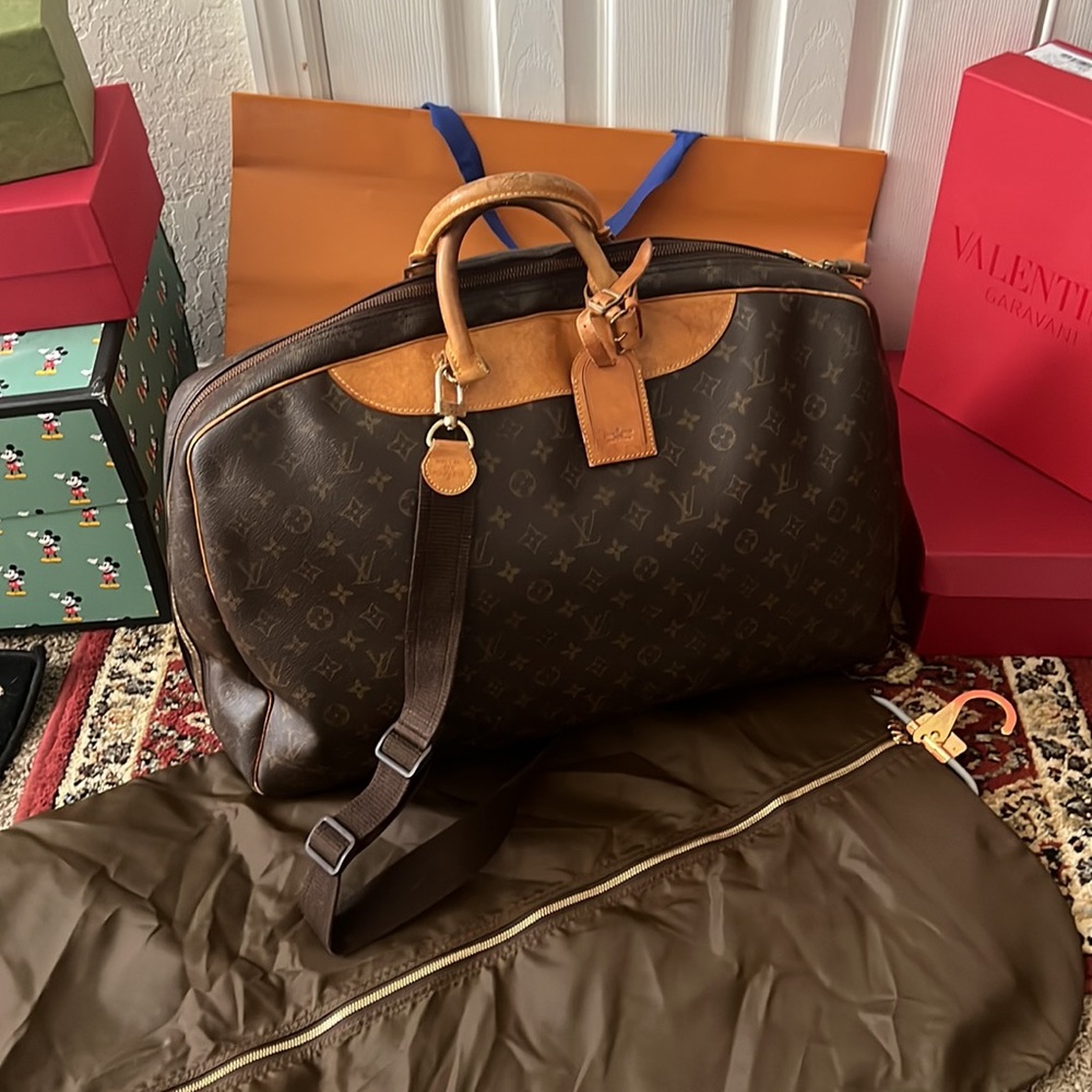 Authenticated Louis Vuitton travel bag with shoulder strap unisex